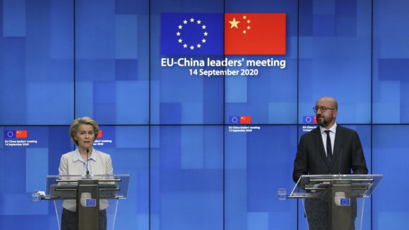 EU na investiční dohodu s Čínou nezanevřela, musí být ale férová