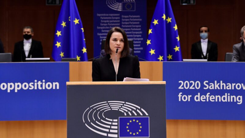 Velvyslanci zemí EU se shodli na rozšíření běloruských sankcí, Cichanouská mezitím převzala Sacharovovu cenu