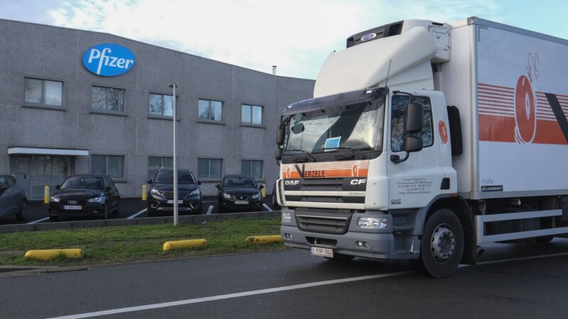 EU získá do konce roku od firem Pfizer/BioNTech o&nbsp;polovinu méně dávek koronavirové vakcíny než USA