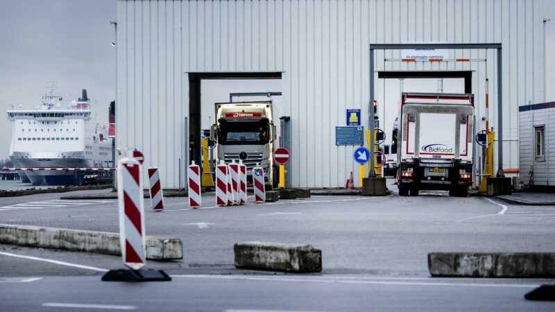 Obchod mezi EU a&nbsp;Británií se komplikuje. Firmy narážejí na první potíže a&nbsp;žádají úpravu dohody