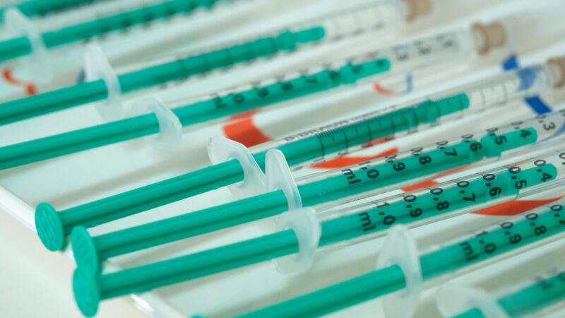 Rusko a&nbsp;Čína se dezinformacemi snaží podrýt důvěryhodnost západních vakcín, píše se ve zprávě EU