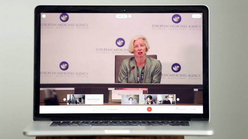 AstraZeneca je bezpečná, potvrdila Evropská léková agentura. Šetření ale bude pokračovat