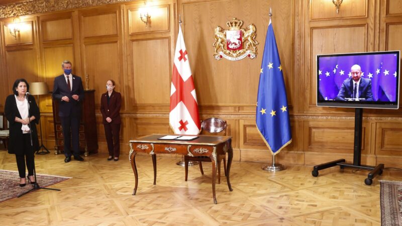 Vláda a&nbsp;opozice v&nbsp;Gruzii uzavřely po měsících sporů smír. K&nbsp;dohodě dopomohla i&nbsp;EU