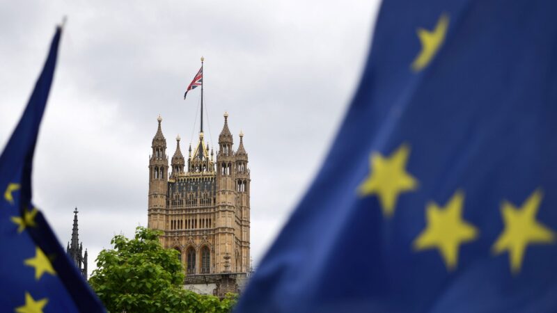 Právní bitva mezi EU a&nbsp;Británií nad severoirským protokolem skončila u&nbsp;ledu. Co bude dál?