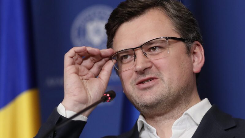 Lepší než nic, reagoval Kuleba na ropné embargo. Země, které ho odmítají, jsou podle něj na straně Ruska