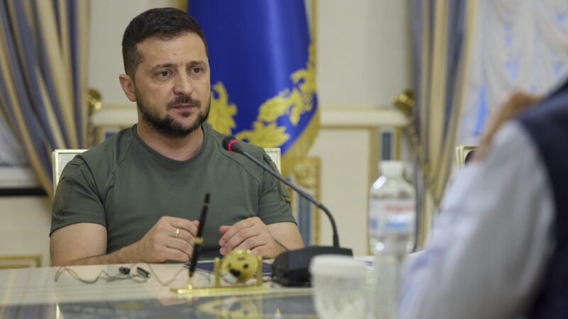 Zelenskyj volá po dalších sankcích, chce speciální tribunál pro válečné zločiny
