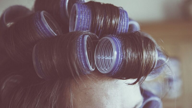 EUROMÝTUS: Kadeřnice bez prstýnků a&nbsp;podpatků