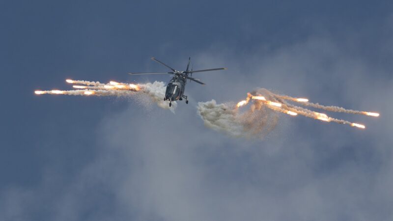 Banky začínají půjčovat zbrojovkám. Je to ale tanec mezi vejci, upozorňuje ekonom