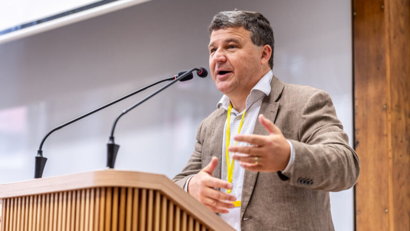 Podcast: Brexit prosperitu nepřinesl, změna severoirského protokolu může roznítit nepokoje, říká Přibáň