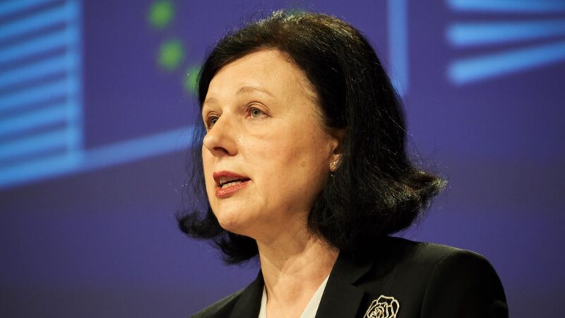 Komise zkoumá situaci v&nbsp;Maďarsku. Podle Jourové má omezené možnosti