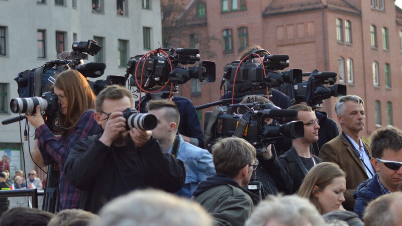 Jak udržet novináře v bezpečí? Komise vydala doporučení pro členské státy