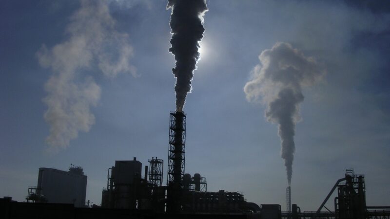 Cena emisních povolenek stoupá, chystá se revize systému ETS. Co to znamená pro Česko?