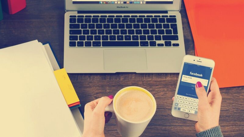 Jak ochránit uživatele internetu před manipulací? EU rýsuje novou legislativu