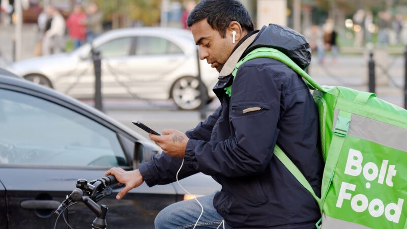 EU chce z některých kurýrů a&nbsp;řidičů udělat zaměstnance, platformy před tím varují