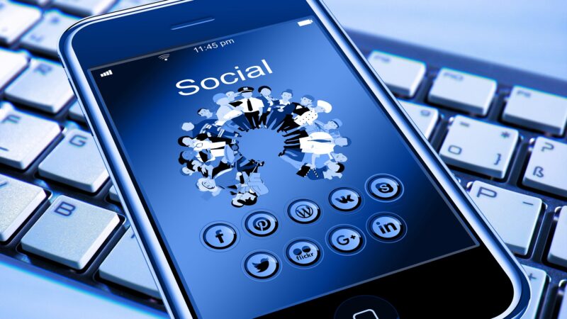 Jak bránit demokracii v&nbsp;digitální éře? Média hrají klíčovou roli, Komise je chce podpořit