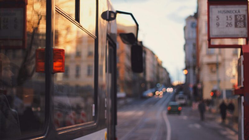 Hromadná doprava přechází na elektrický pohon, naráží ale na finanční i&nbsp;estetické problémy