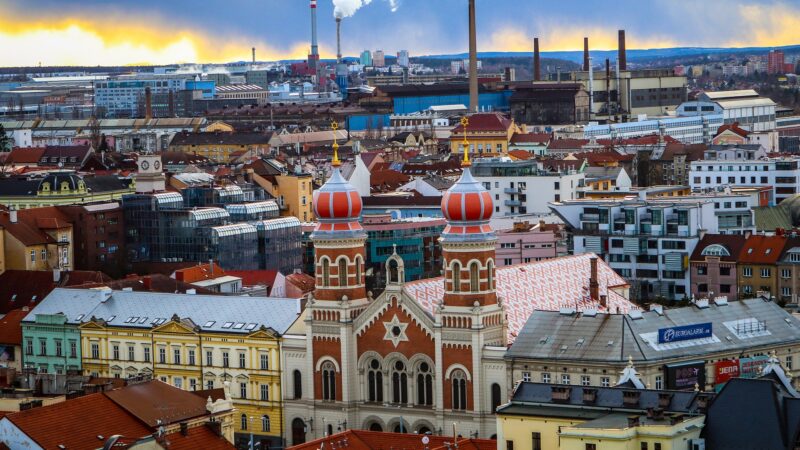 Židé čelí útokům a&nbsp;odcházejí z&nbsp;Evropy. Brusel má novou strategii, jak je chránit