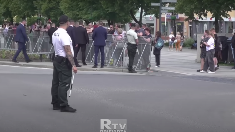 Atentát na Fica je první zkouškou aktu o&nbsp;digitálních službách. Komise monitoruje situaci na sítích
