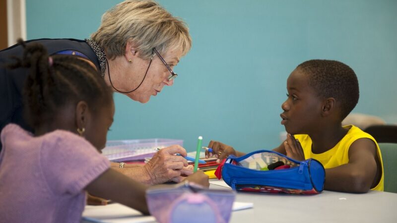 Humanitární pomoc EU ve vzdělávání má své limity, není genderově vyvážená a&nbsp;dostatečně efektivní