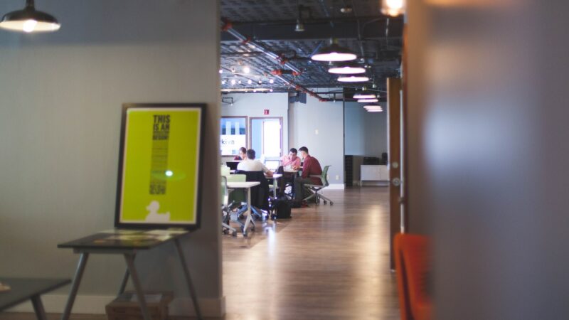 Průmysl školí zaměstnance, aby zvládli nové technologie. V&nbsp;Moravskoslezském kraji s&nbsp;tím pomáhají experti