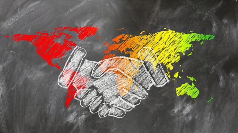 Globální pakt o&nbsp;migraci dál štěpí Evropu. Na co upozorňují jeho kritici?