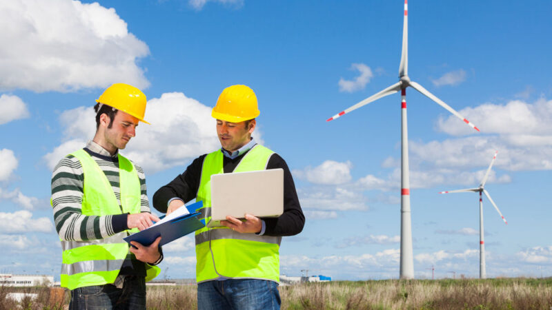 Větrníky a&nbsp;solární farmy v&nbsp;rukou místních družstev: pravidla jsou pro ně zatím nejasná