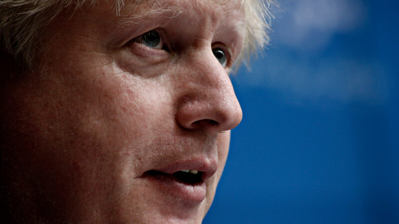 Další porážky pro Johnsona, opozice chce blokovat předčasné volby