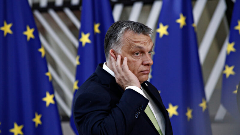 Orbán zneužívá nouzový stav, EU musí být ostřejší, volají europoslanci