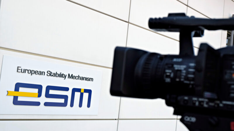 Státy eurozóny pomůže „nakopnout“ záchranný fond ESM. Spory o&nbsp;jeho podmínkách ale nekončí