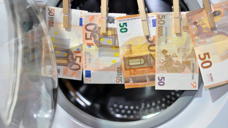 Komise si blíže posvítí na praní špinavých peněz, sjednotí pravidla celé EU