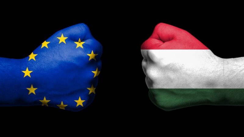 Brusel by neměl dotovat porušování evropských hodnot ze strany Maďarska, volají evropští liberálové