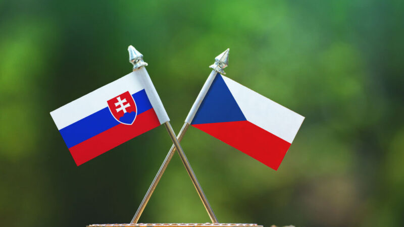 Ve sporu EU s&nbsp;Polskem a&nbsp;Maďarskem podporují Česko i&nbsp;Slovensko dialog