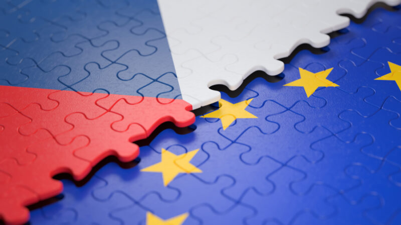 Český srpen v&nbsp;EU: Jourová míří do EK, operátoři pod drobnohledem, peníze EU na kůrovce