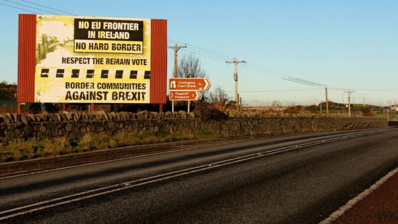 Johnsonova žádost o&nbsp;nové brexitové jednání a&nbsp;nahrazení irské pojistky sklízí kritiku z&nbsp;EU i&nbsp;Irska