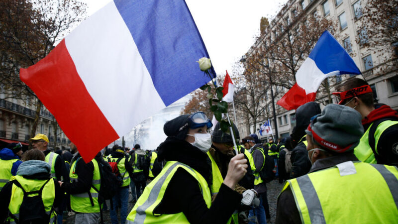 Konec roku se nese ve znamení demonstrací napříč Evropou. Mají něco společného?