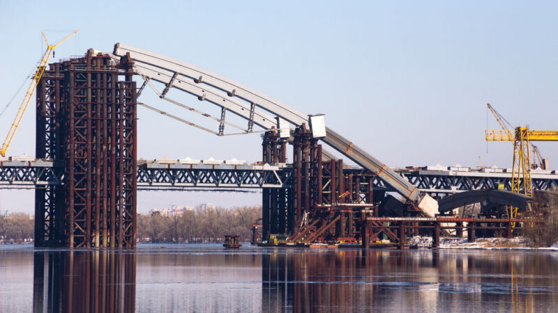 Kvůli výstavbě mostu z&nbsp;Ruska na Krym se dalších šest firem dostalo na sankční seznam Unie