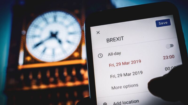 Britský parlament chce odložit brexit. Nejprve ale musí schválit dvakrát odmítnutou dohodu