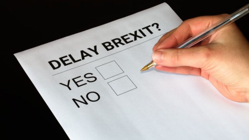 Britští poslanci dnes budou hlasovat o&nbsp;odkladu brexitu. Pokud projde, budou předčasné volby