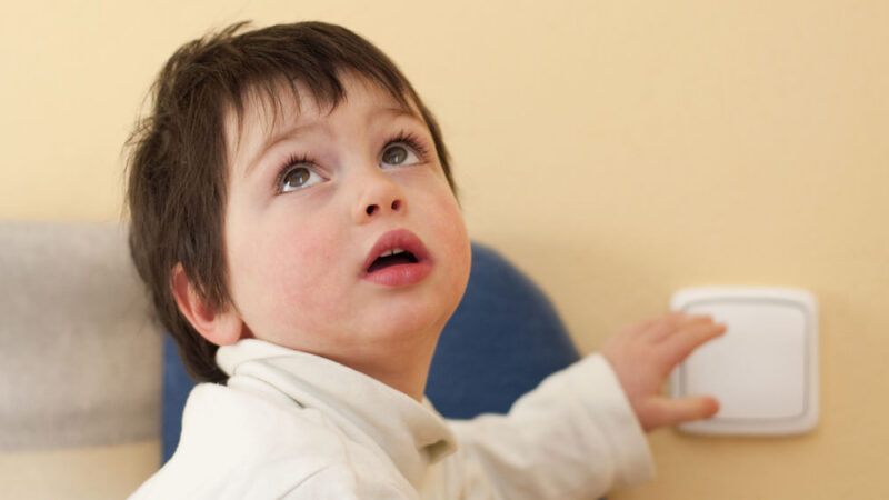 Češi platí zbytečně za energii. Vedle snadných triků pomohou investice do bydlení. Dělat to může i&nbsp;stát