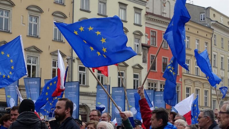 Podpora EU i&nbsp;eura se nadále mezi občany zvyšuje, ukazuje jarní Eurobarometr