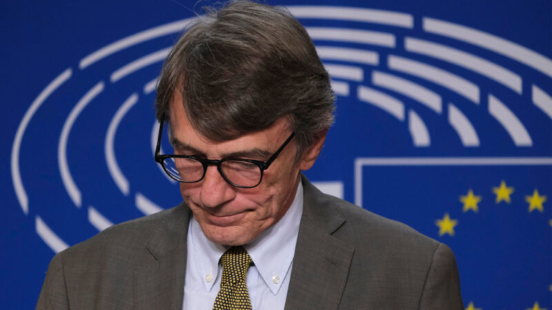 Brusel čelí koronaviru. Předseda europarlamentu je v&nbsp;karanténě, Komise financuje vývoj vakcíny