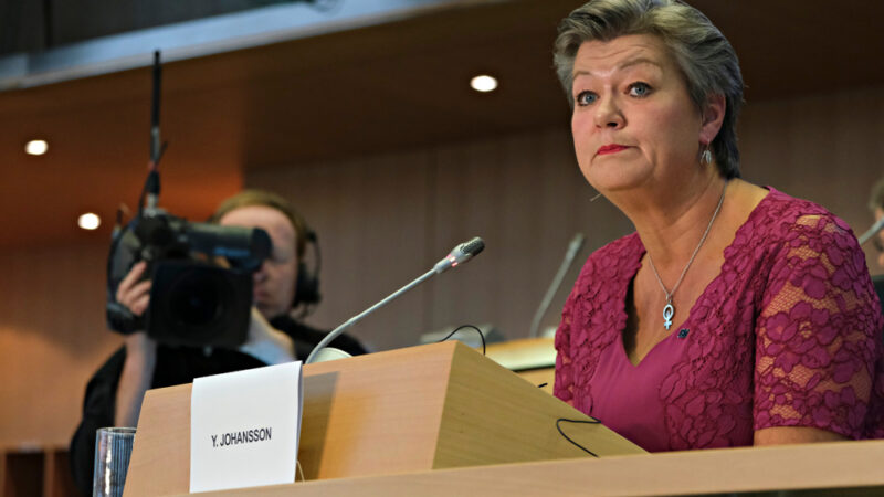 Řecku musíme pomoci, po Velikonocích představíme novou migrační politiku, říká Komise