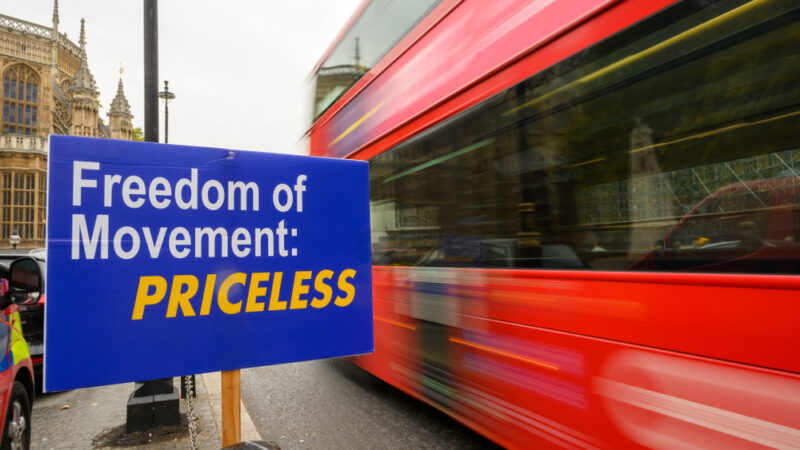 Většina Britů chce volný pohyb osob i&nbsp;po brexitu, ukazuje průzkum