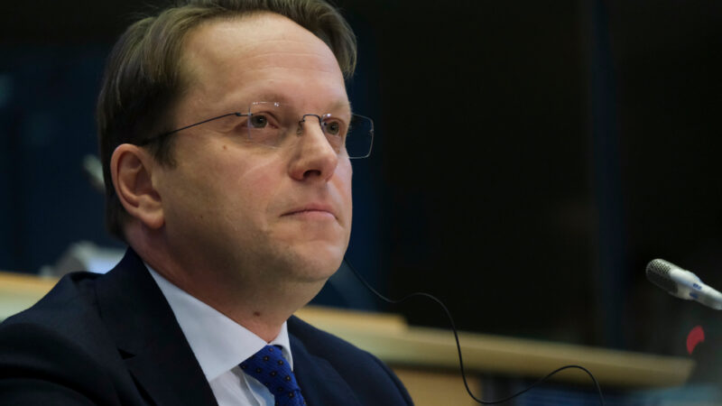 Komisař Várhelyi v&nbsp;ČR: V&nbsp;nové metodě rozšiřování jsou skryty odpovědi, proč je proces zaseklý