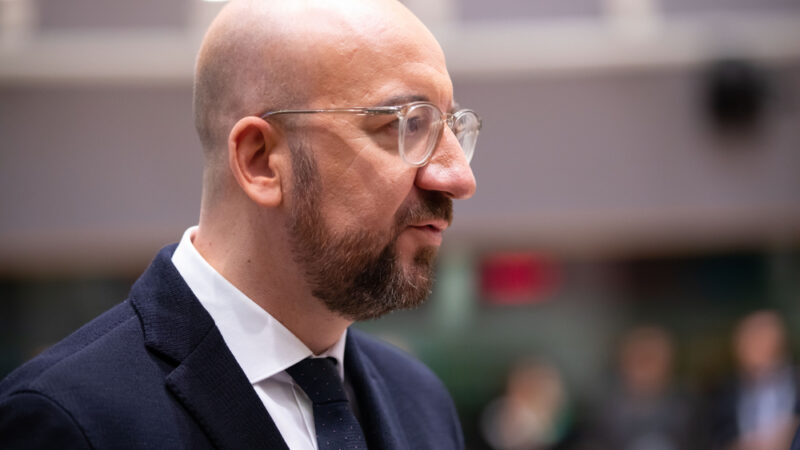 Začátek společného jednání druhého dne summitu se odkládá. Michel chce přesvědčit čisté plátce