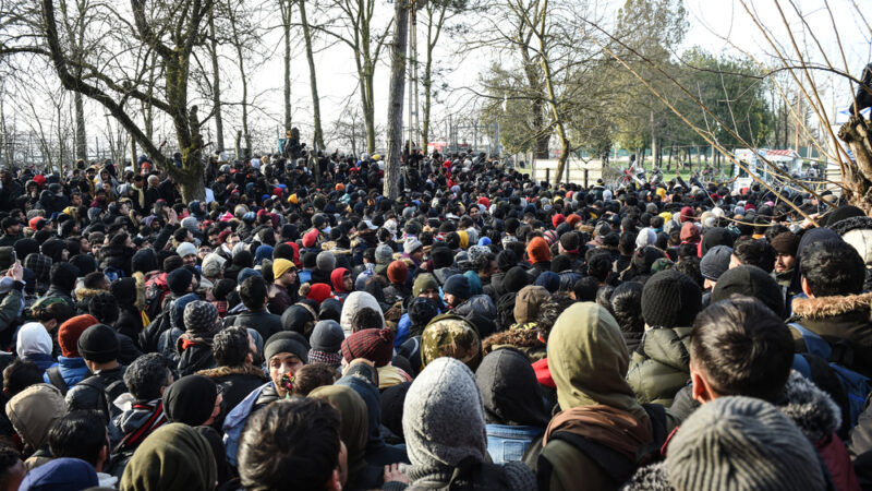 Na řeckých hranicích je více než 13 tisíc běženců. Česko chce nabídnout pomoc