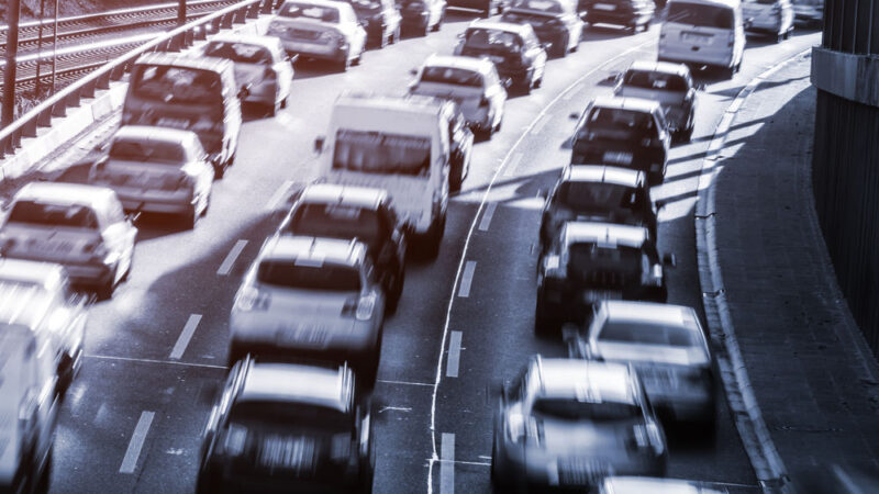 Přichází doba elektromobilů. Automobilky tlačí i&nbsp;čím dál přísnější limity pro emise