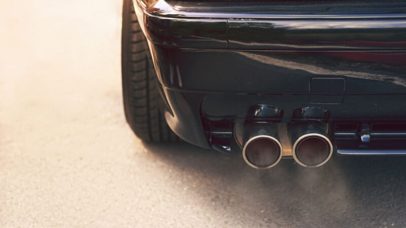 Nová auta by měla vypouštět méně emisí. Návrh schválený europarlamentem ale naráží na kritiku