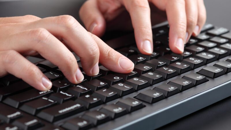 Před eurovolbami zaplavují sociální sítě populisté, ukazuje průzkum