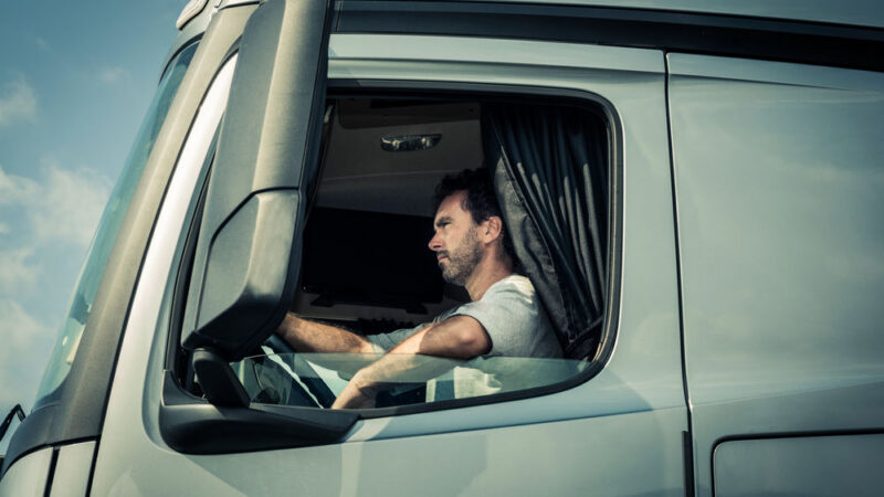 Řidiči kamionů si zaslouží lepší podmínky. Europarlament si láme hlavu s&nbsp;tím, jak jim pomoci